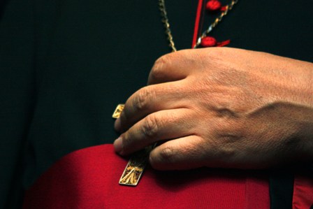 Muerte del cardenal Law revive el dolor de víctimas de curas pederastas