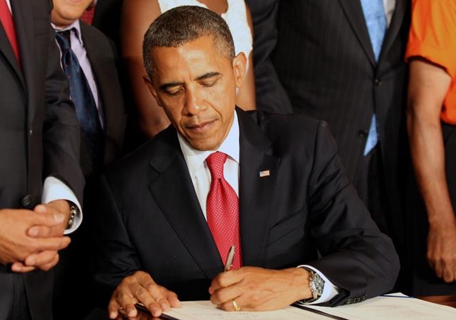 Obama firma la ley que congela intereses de préstamos para universitarios Obama firma la ley que congela intereses de préstamos para universitarios