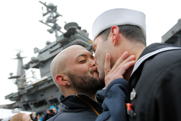 El Pentágono permite a militares vestir uniforme en marcha gay en California
