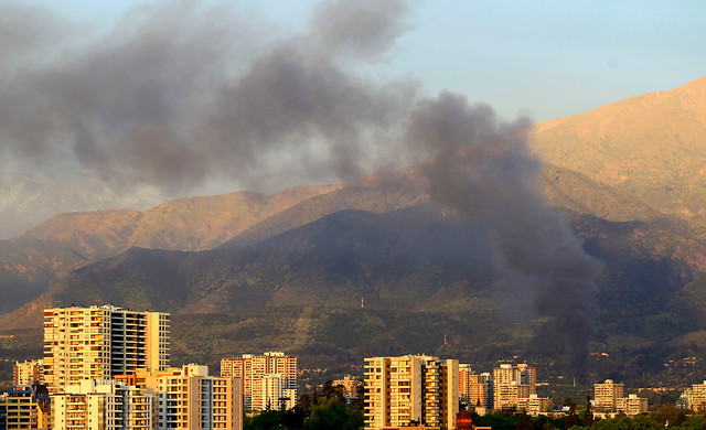 Academia de Guerra sufre gigantesco incendio y Ejército descarta que llamas alcancen explosivos Academia de Guerra sufre gigantesco incendio y Ejército descarta que llamas alcancen explosivos