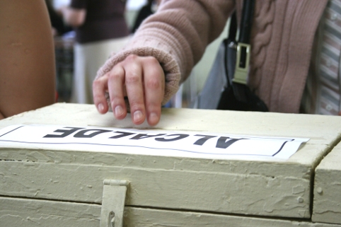 La Bolsa Electoral: el proyecto de Oscar Landerretche y sus alumnos de la FEN que permite “invertir” en la Municipales La Bolsa Electoral: el proyecto de Oscar Landerretche y sus alumnos de la FEN que permite