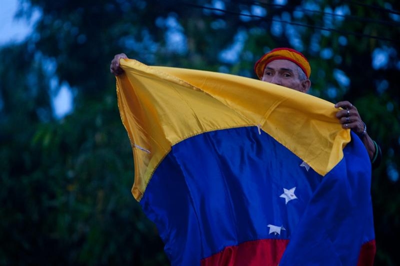Chávez y Capriles cierran campaña entre multitudes y con promesas de victoria Chávez y Capriles cierran campaña entre multitudes y con promesas de victoria