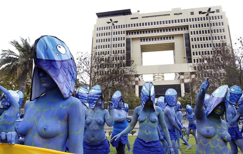 Activistas de Greenpeace protestan con cuerpos pintados contra la nueva Ley de Pesca Activistas de Greenpeace protestan con cuerpos pintados contra la nueva Ley de Pesca