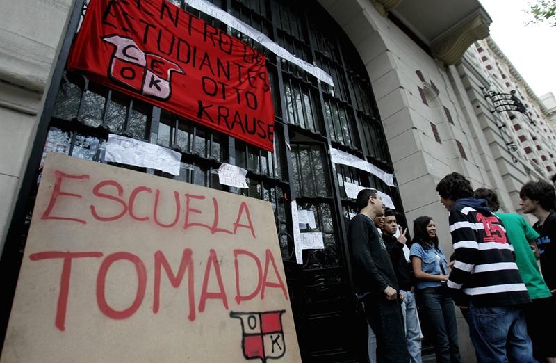 Estudiantes de Buenos Aires toman 40 colegios en tercera semana de protesta Estudiantes de Buenos Aires toman 40 colegios en tercera semana de protesta