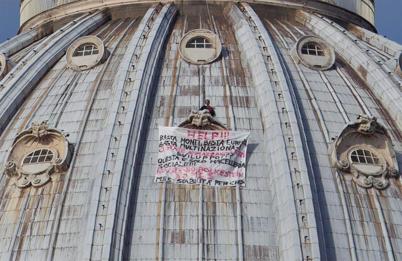Un empresario protesta encaramado a la cúpula de la basílica de San Pedro Un empresario protesta encaramado a la cúpula de la basílica de San Pedro