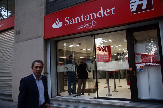 Falla informática del Banco Santander indigna a usuarios al iniciarse fin de semana largo