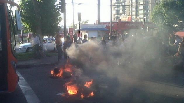 Estudiantes de la sede Maipú de la U. del Mar protestan con barricadas por cierre del plantel Estudiantes de la sede Maipú de la U. del Mar protestan con barricadas por cierre del plantel