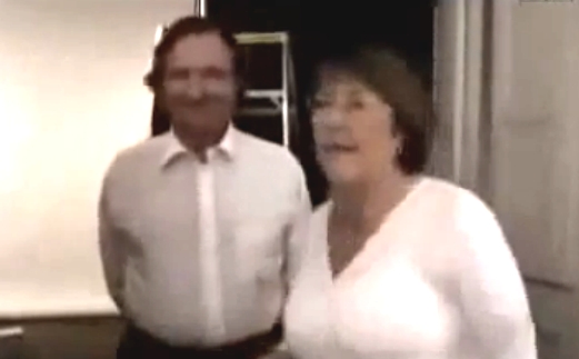 El video donde Bachelet asegura que fotos con delantal de médico son 