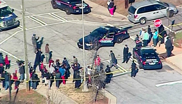Dos heridos deja confuso tiroteo en una escuela de Atlanta Dos heridos deja confuso tiroteo en una escuela de Atlanta