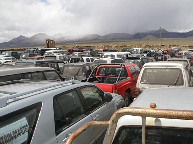 Bolivia entrega a Chile 257 vehículos robados que circulaban en su territorio