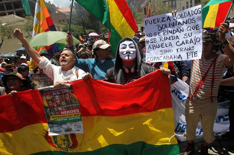 Miles de personas piden en La Paz liberación de soldados detenidos en Chile Miles de personas piden en La Paz liberación de soldados detenidos en Chile