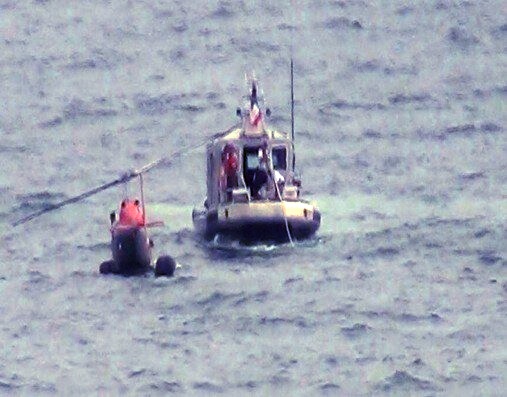 Helicóptero naval cae al mar en El Tabo cuando realizaba operativo de rescate de bañistas Helicóptero naval cae al mar en El Tabo cuando realizaba operativo de rescate de bañistas