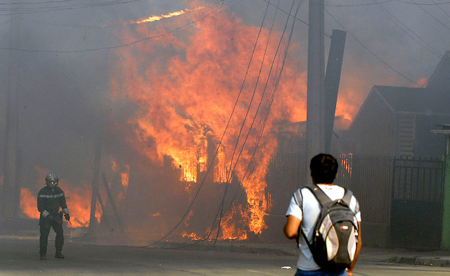 Incendio arrasa con decenas de casas en el sector Rodelillo de Valparaíso