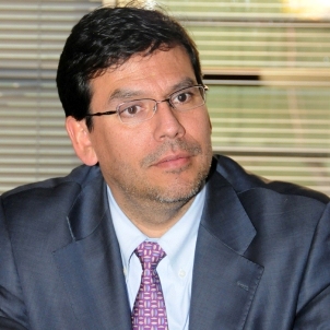 Alberto Arenas: el hombre que vigila con lupa el programa de Bachelet Alberto Arenas: el hombre que vigila con lupa el programa de Bachelet
