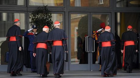 Cardenales preocupados por los problemas financieros de la Santa Sede antes del cónclave