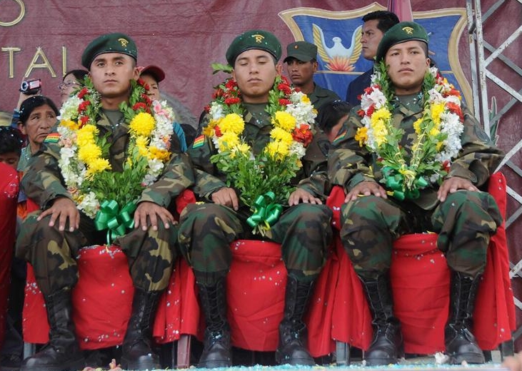 Bolivia recibe como héroes a los soldados detenidos en Chile durante un mes