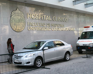 Director del Hospital Clínico de la UC responde tras “funa” donde se acusó al centro hospitalario a obligar la vacunación de los padres de un menor para su atención urgente