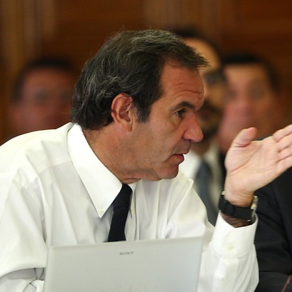 Allamand insiste en que Golborne debe definir ‘de qué lado está’ frente a fallo contra Cencosud Allamand insiste en que Golborne debe definir 'de qué lado está' frente a fallo contra Cencosud