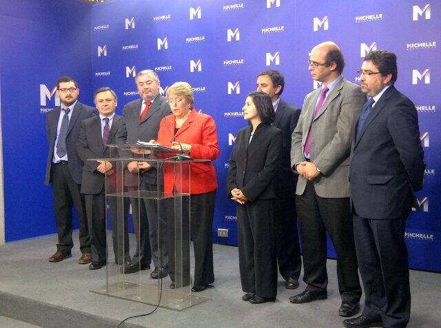 Bachelet presenta equipo para reformar la Constitución con énfasis en fin del binominal y altos quórums Bachelet presenta equipo para reformar la Constitución con énfasis en fin del binominal y altos quórums