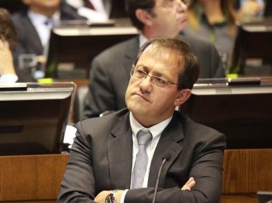 Barros dice que destitución de Beyer sería un “golpe constitucional” e insiste en que ministro no tenía facultades para fiscalizar Barros dice que destitución de Beyer sería un