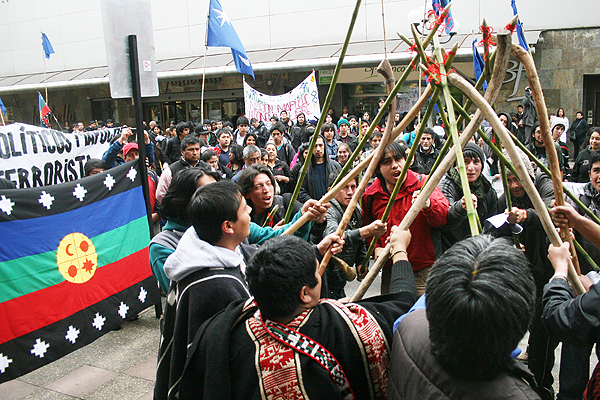 Corte Suprema anula juicio contra dos comuneros mapuche acusados de disparar a Carabineros Corte Suprema anula juicio contra dos comuneros mapuche acusados de disparar a Carabineros