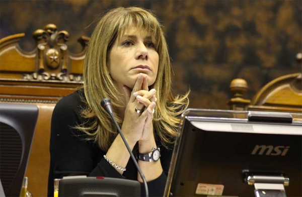 Senadora Rincón (DC) desestima error en acusación constitucional y apunta a responsabilidad de la defensa por no “reparar” en él Senadora Rincón (DC) desestima error en acusación constitucional y apunta a responsabilidad de la defensa por no