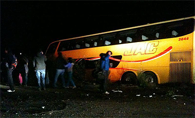 Violento choque de bus y un furgón cerca de Valdivia deja al menos seis muertos Violento choque de bus y un furgón cerca de Valdivia deja al menos seis muertos