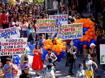 Saldo de 73 detenidos y tres carabineros heridos dejó la marcha estudiantil de este 8 de mayo Saldo de 73 detenidos y tres carabineros heridos dejó la marcha estudiantil de este 8 de mayo