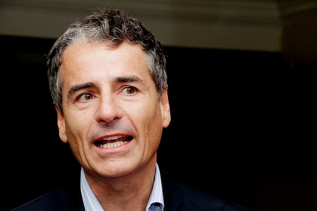 Velasco deja en suspenso decisión de ir a primarias y tensiona a la Concertación Velasco deja en suspenso decisión de ir a primarias y tensiona a la Concertación