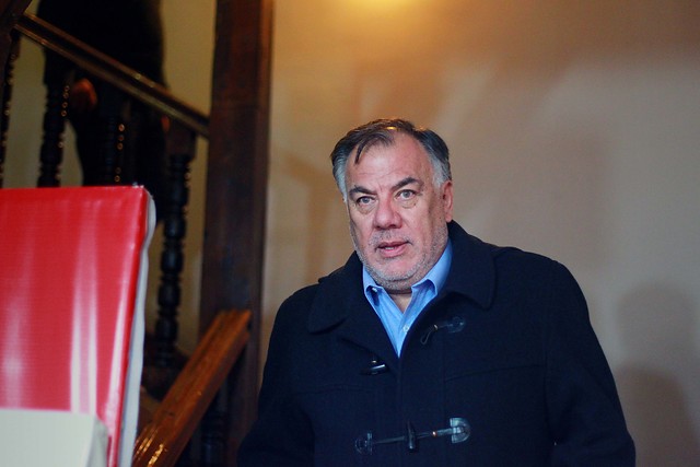 Osvaldo Andrade llega a Comisión Política del PS en medio de abucheos y empujones Osvaldo Andrade llega a Comisión Política del PS en medio de abucheos y empujones