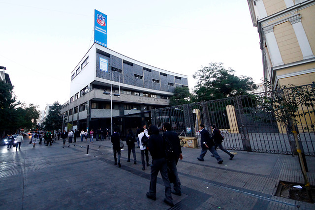 Alumnos del Instituto Nacional protestan por detención de estudiante por parte de la PDI Alumnos del Instituto Nacional protestan por detención de estudiante por parte de la PDI