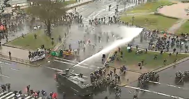 Se registran incidentes entre estudiantes y carabineros en Plaza Italia Se registran incidentes entre estudiantes y carabineros en Plaza Italia