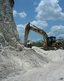 Destruyen pirámide maya para construir carretera en Belice Destruyen pirámide maya para construir carretera en Belice