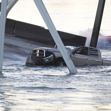 Puente se derrumba en EE.UU. mientras soportaba un tránsito fluido Puente se derrumba en EE.UU. mientras soportaba un tránsito fluido