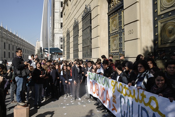 Estudiantes que se tomaron el Ministerio de Hacienda rechazan cambios en quintilización de alumnos que perdieron sus becas Estudiantes que se tomaron el Ministerio de Hacienda rechazan cambios en quintilización de alumnos que perdieron sus becas