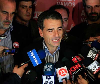 Velasco amenaza “la nueva mayoría” de Bachelet y busca resquicio legal para bajarse de primarias Velasco amenaza “la nueva mayoría” de Bachelet y busca resquicio legal para bajarse de primarias