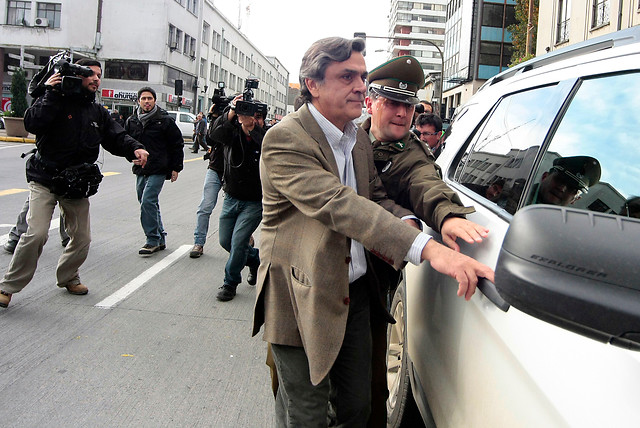 Ahora le tocó a Longueira: manifestantes le lanzaron huevos en Concepción Ahora le tocó a Longueira: manifestantes le lanzaron huevos en Concepción