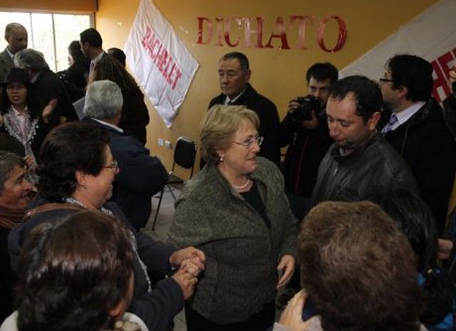 En encuentro privado Bachelet pide a vecinos de Dichato respaldar a candidatos parlamentarios de la oposición En encuentro privado Bachelet pide a vecinos de Dichato respaldar a candidatos parlamentarios de la oposición
