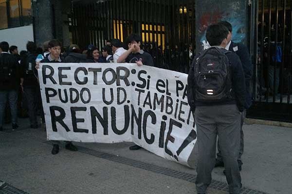 Alumnos del Instituto Nacional mantendrán la toma al menos hasta el próximo miércoles Alumnos del Instituto Nacional mantendrán la toma al menos hasta el próximo miércoles