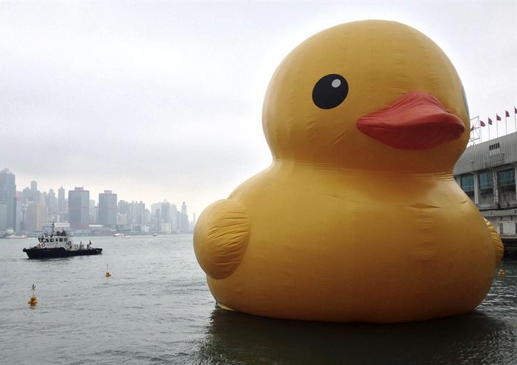Pato gigante vuelve a las aguas de Hong Kong tras misterioso “pinchazo” Pato gigante vuelve a las aguas de Hong Kong tras misterioso