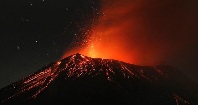 El volcán Popocatépetl expulsa rocas incandescentes a más de 1,5 kilómetros
