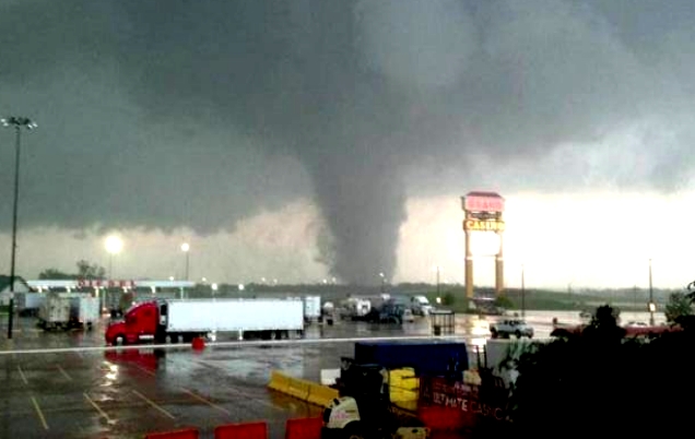 Gigantesco tornado devasta Oklahoma y destruye casas y escuelas Gigantesco tornado devasta Oklahoma y destruye casas y escuelas