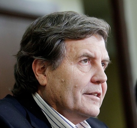 UDI justifica ingreso de Carabineros a la U. de Chile y acusa a Víctor Pérez de convertir la Casa Central en “refugio de delincuentes” UDI justifica ingreso de Carabineros a la U. de Chile y acusa a Víctor Pérez de convertir la Casa Central en