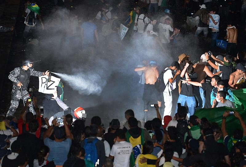 Barrendera que inhaló gas lacrimógeno es la segunda víctima mortal de protestas en Brasil