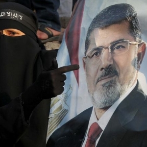 Egipto: Ordenan prisión preventiva para ex presidente Mohamed Mursi por conspiración