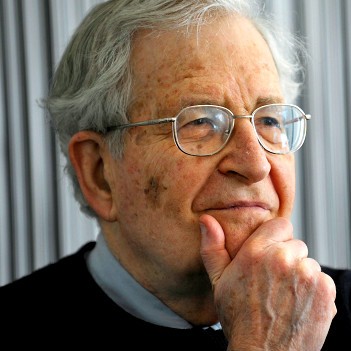 Por qué Chomsky desconfía de internet