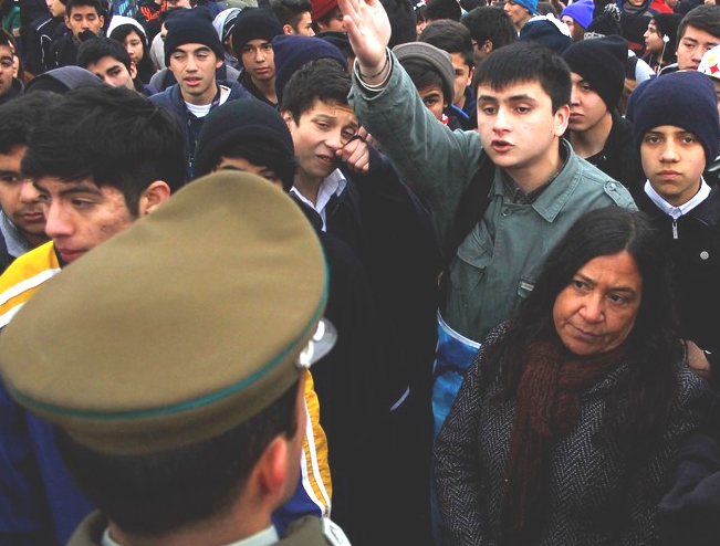 Estudio asegura que jóvenes de 18 a 34 años consideran a Carabineros y la PDI más creíbles que el movimiento estudiantil Estudio asegura que jóvenes de 18 a 34 años consideran a Carabineros y la PDI más creíbles que el movimiento estudiantil