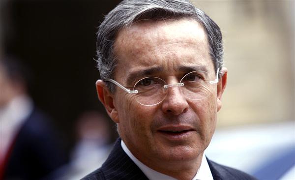 Uribe pide que Maduro sea investigado por calumnias si entra a Colombia