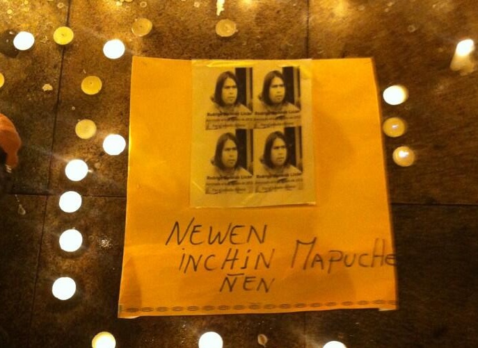 «¡Que el pueblo escuche, mataron a un mapuche!» gritan asistentes a velatón de Rodrigo Melinao en Plaza de Armas