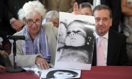 Abuelas de Plaza de Mayo dan con paradero de hijo de miristas que habían huído a Argentina tras el golpe de 1973